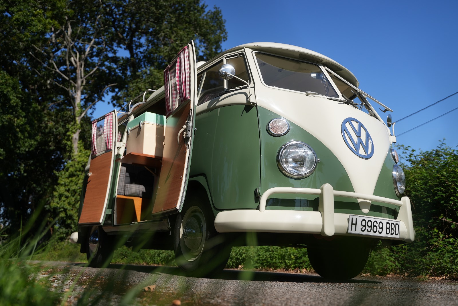 Volkswagen T1 con las puertas abiertas y su interior a la vista
